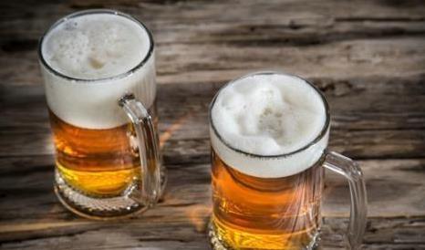 新春佳節(jié)需警惕 白酒啤酒勿混飲，酒精飲料皆須慎